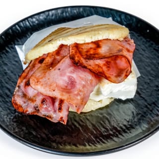 Jamón Y Queso Arepa